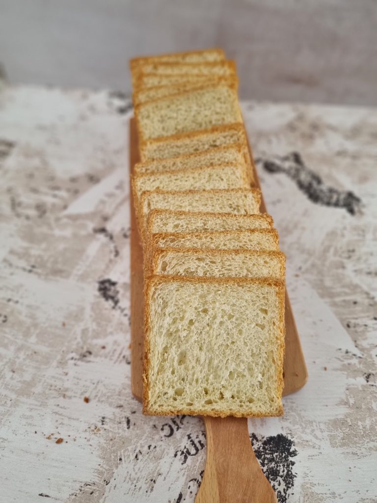 برش خورده نان تست ساده خانگی