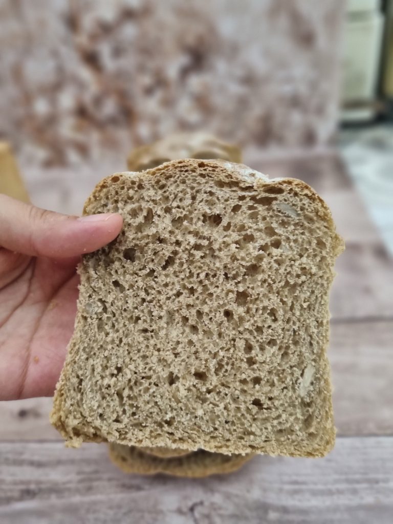برش خورده نان تست جو خانگی